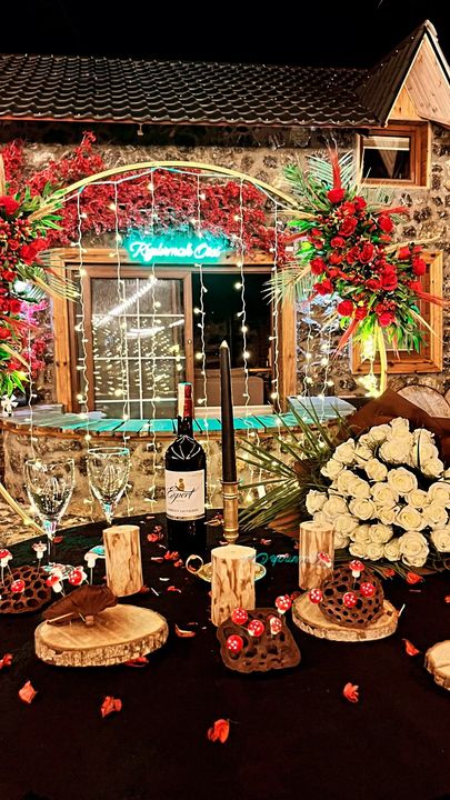 Taş evin önünde romantik akşam yemeği masası