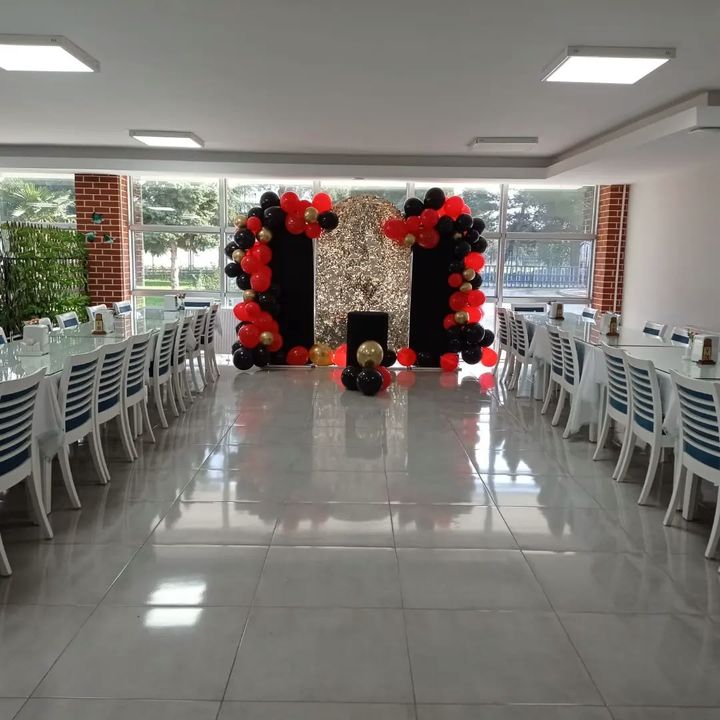 Salonda balonlarla hazırlanmış kutlama alanı